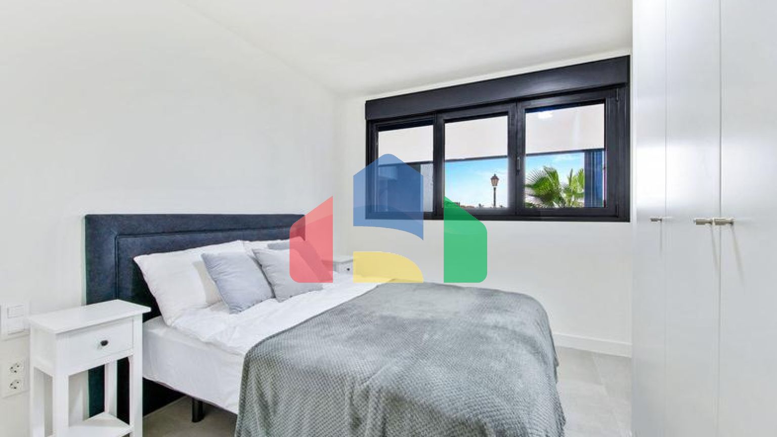 Продается новая квартира на первом этаже в частном поселке, Эстепона.