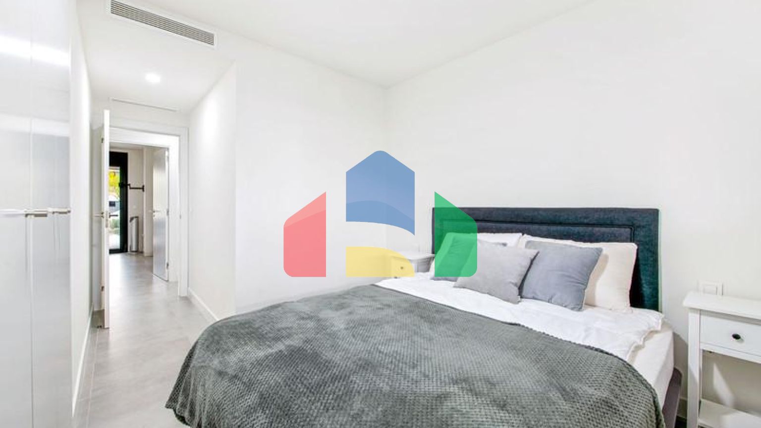 Продается новая квартира на первом этаже в частном поселке, Эстепона.