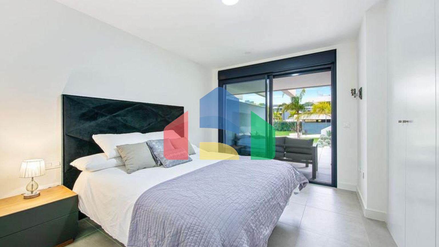 Продается новая квартира на первом этаже в частном поселке, Эстепона.