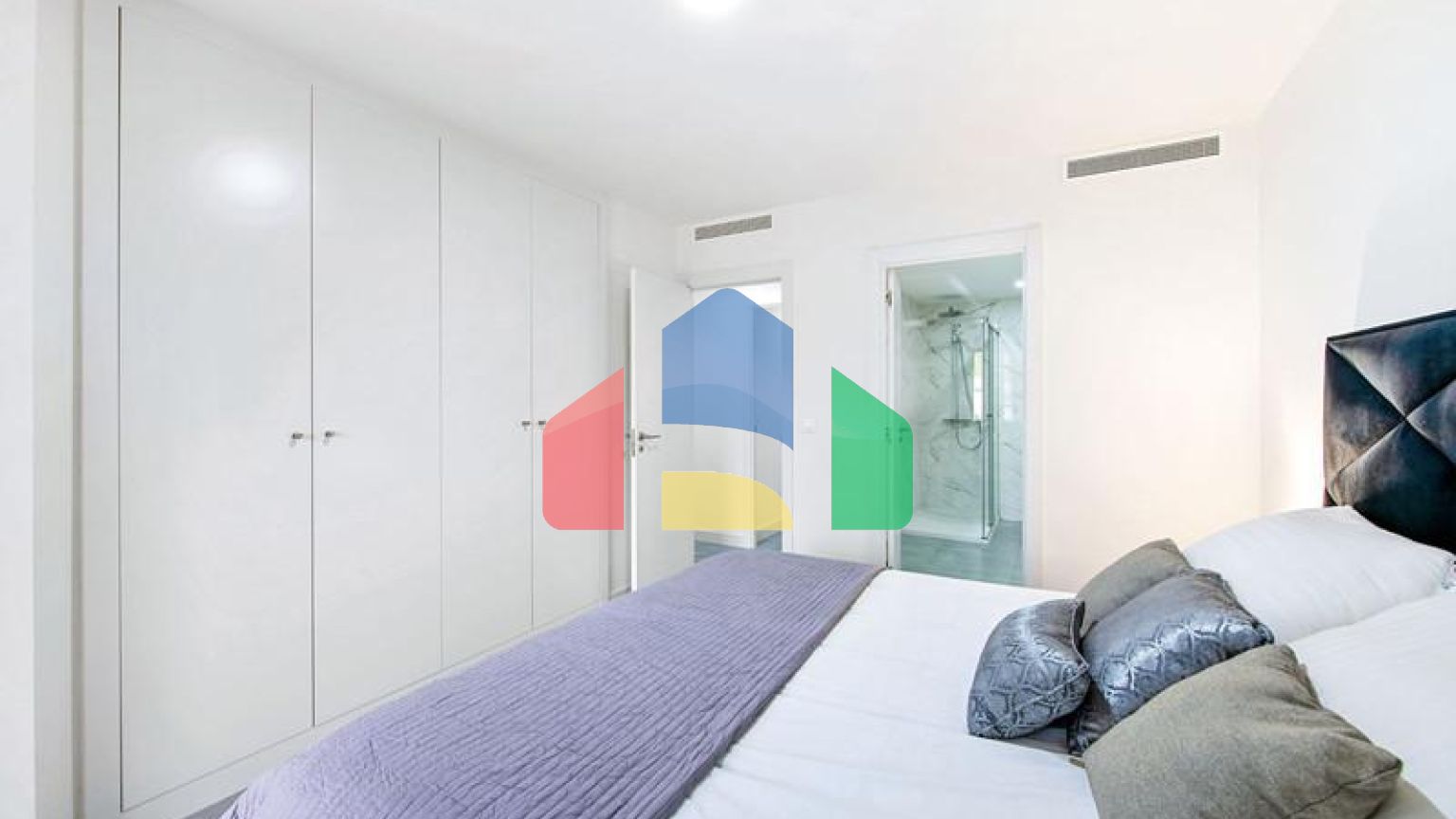 Продается новая квартира на первом этаже в частном поселке, Эстепона.