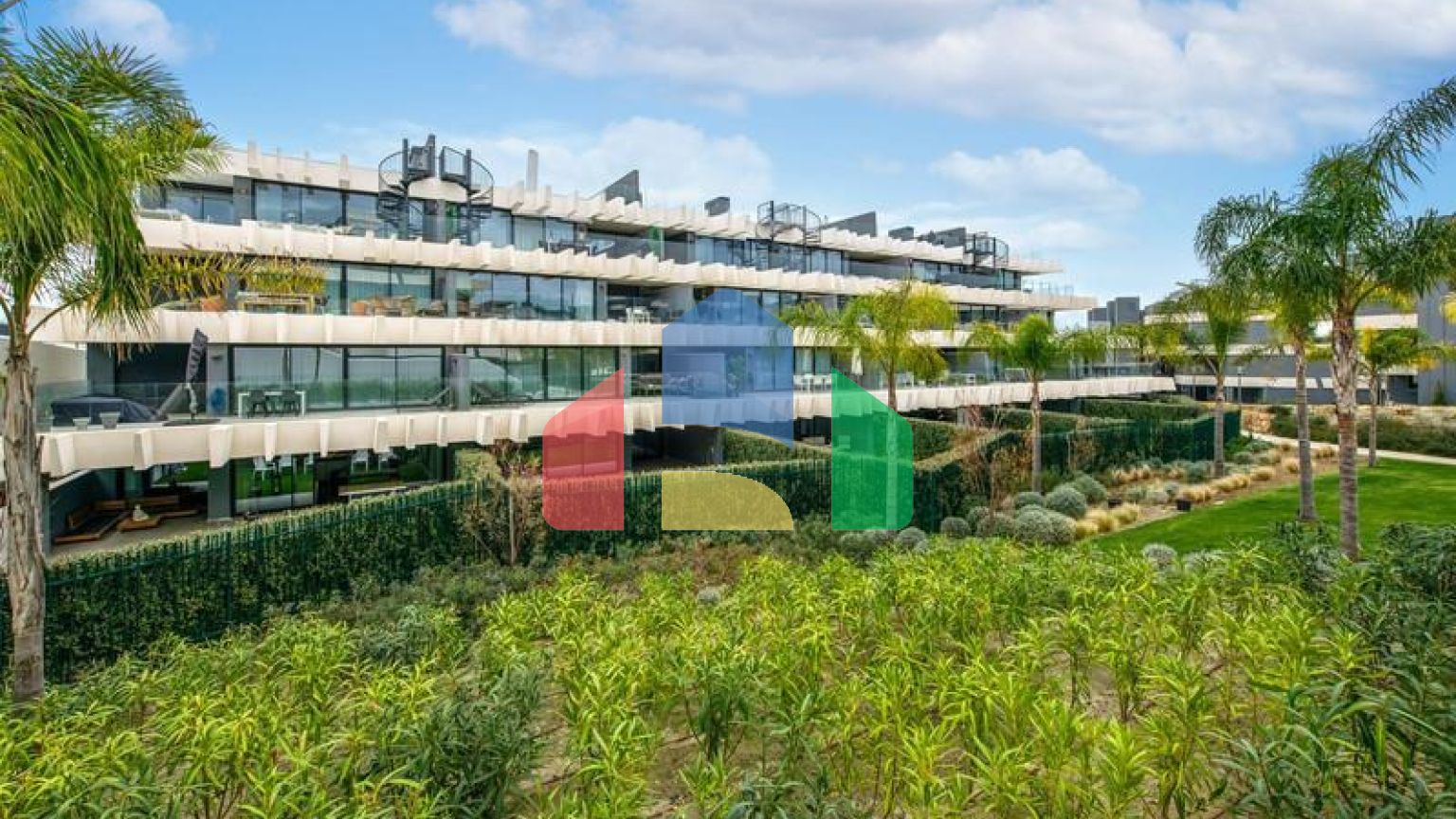 Продается новая квартира на первом этаже в частном поселке, Эстепона.