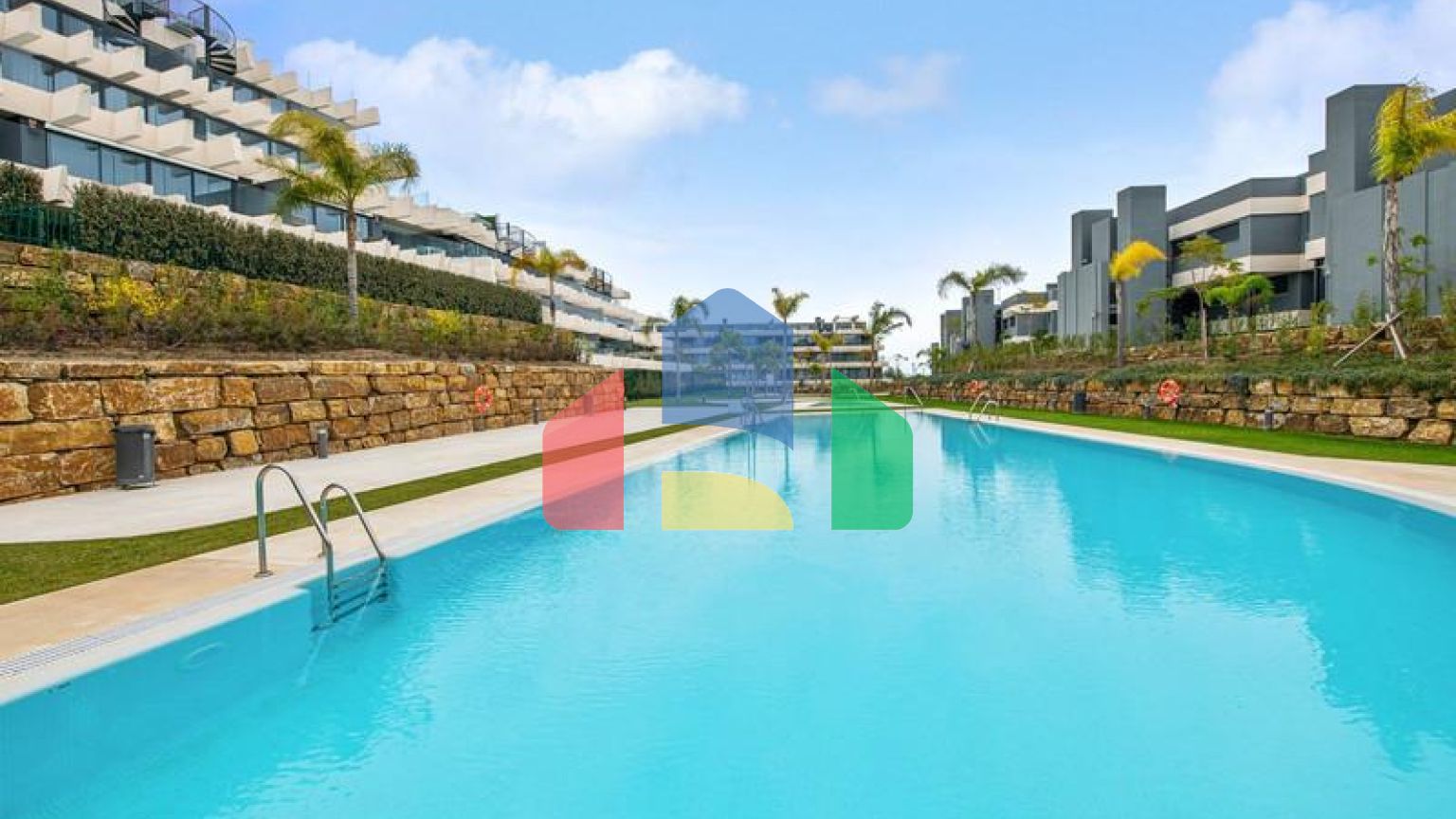 Продается новая квартира на первом этаже в частном поселке, Эстепона.