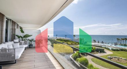 Exclusive apartment in a beachfront urbanization with 3 bedrooms ready to move into in Estepona.
