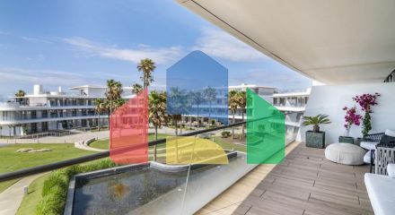 Exclusive apartment in a beachfront urbanization with 3 bedrooms ready to move into in Estepona.