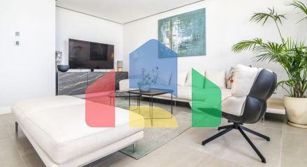 Exclusive apartment in a beachfront urbanization with 3 bedrooms ready to move into in Estepona.