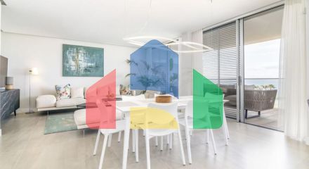 Exclusive apartment in a beachfront urbanization with 3 bedrooms ready to move into in Estepona.