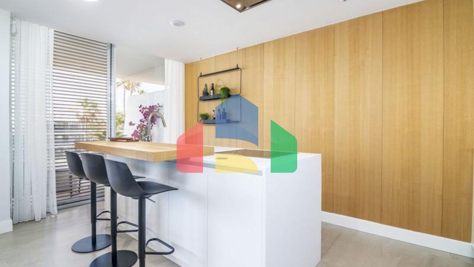 Эксклюзивная квартира в прибрежной урбанизации с 3 спальнями, готовая к заселению в Эстепоне.