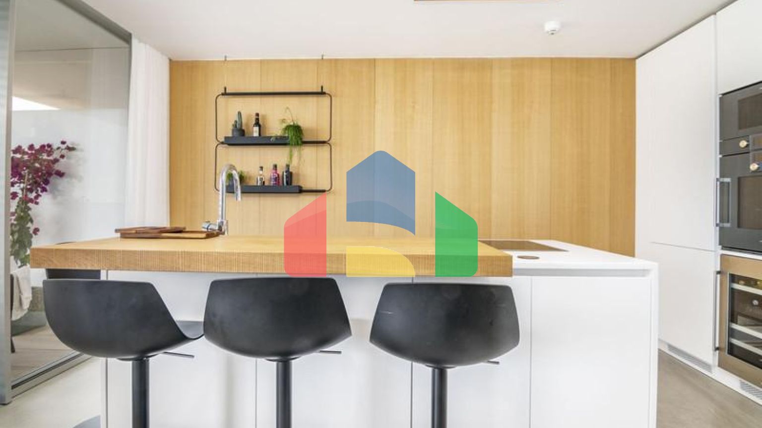 Эксклюзивная квартира в прибрежной урбанизации с 3 спальнями, готовая к заселению в Эстепоне.