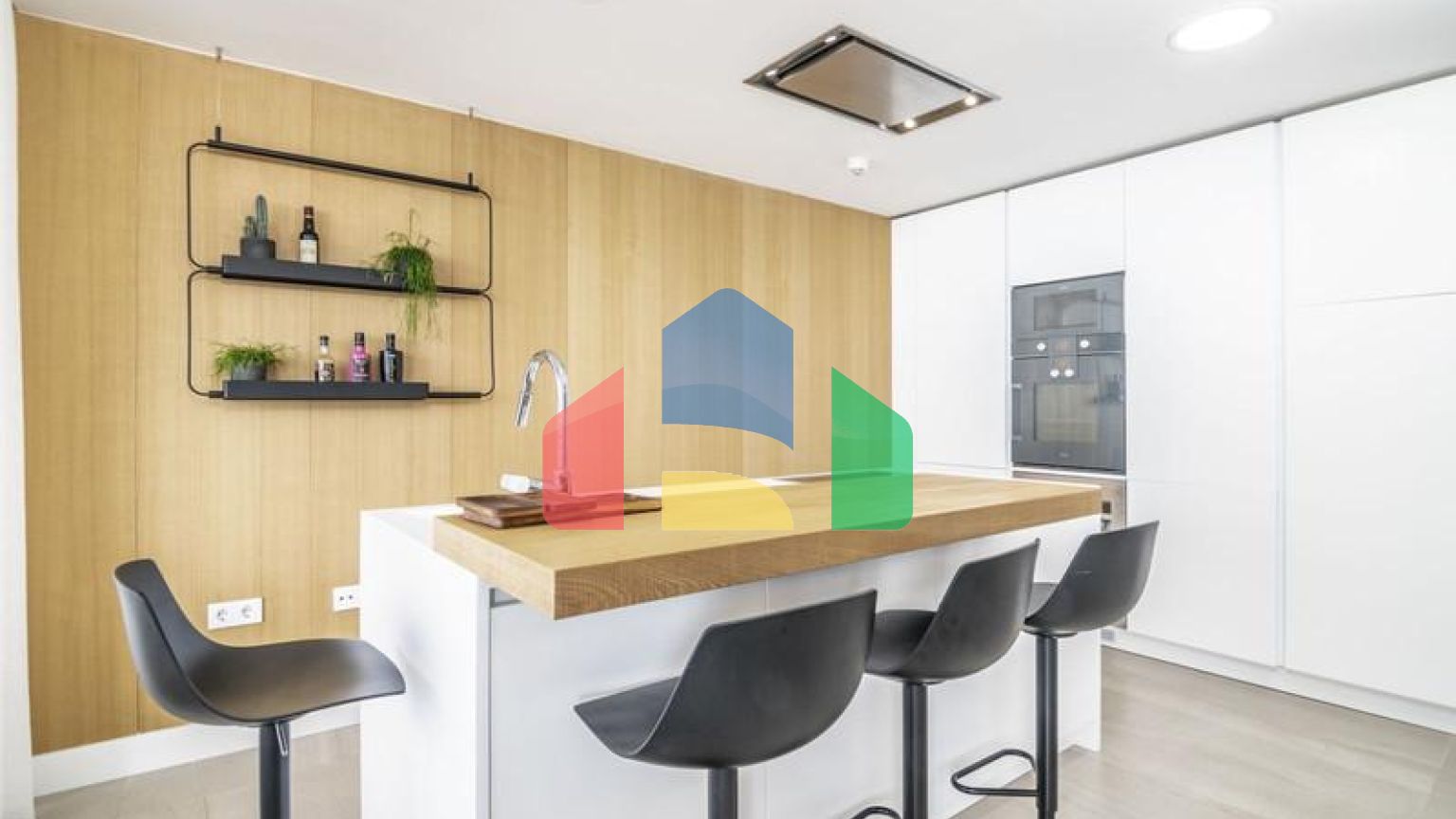 Эксклюзивная квартира в прибрежной урбанизации с 3 спальнями, готовая к заселению в Эстепоне.