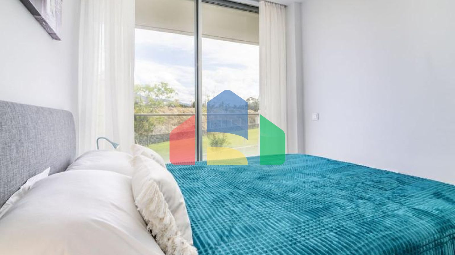 Эксклюзивная квартира в прибрежной урбанизации с 3 спальнями, готовая к заселению в Эстепоне.