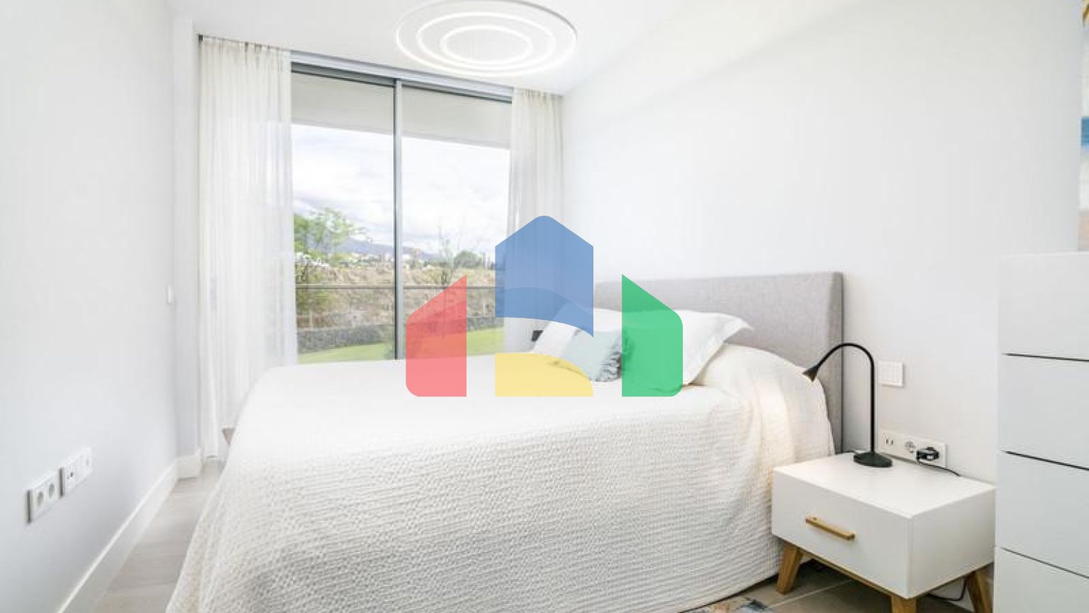 Эксклюзивная квартира в прибрежной урбанизации с 3 спальнями, готовая к заселению в Эстепоне.