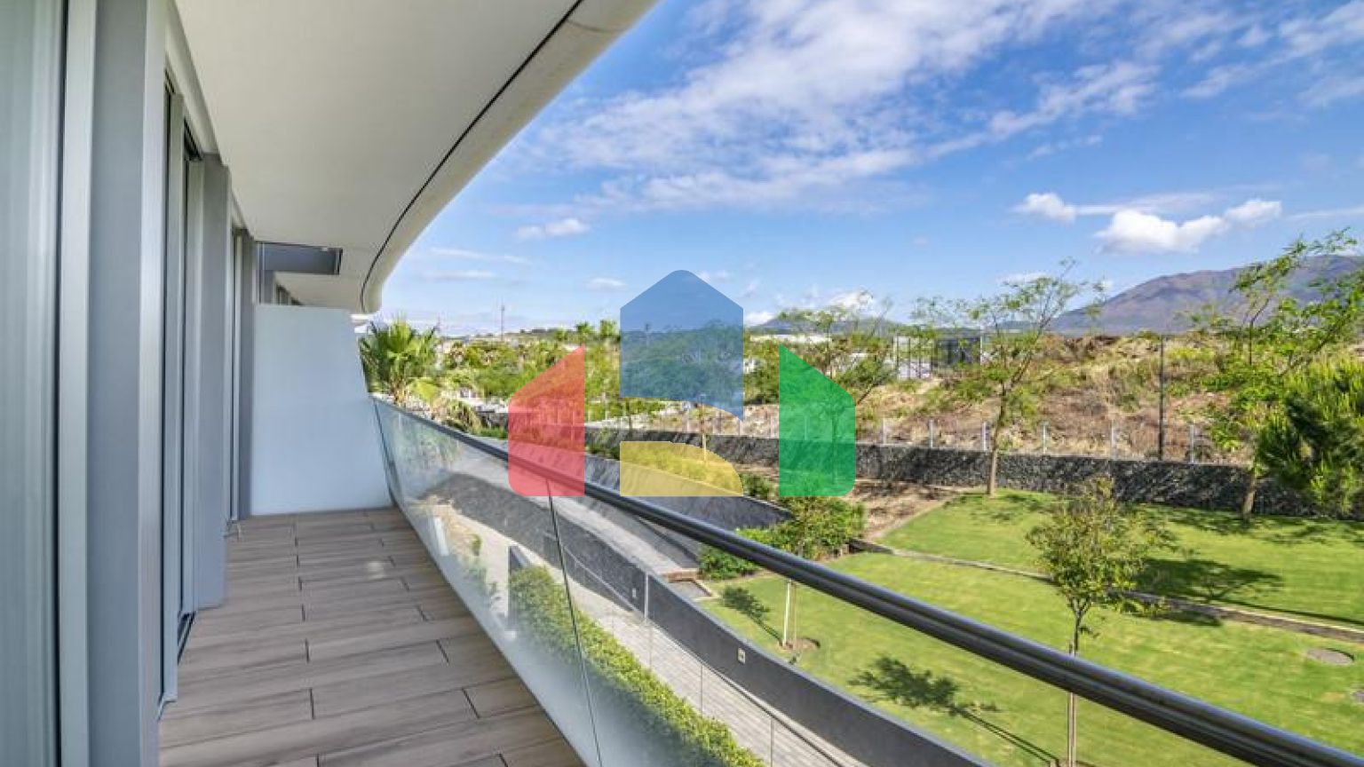 Эксклюзивная квартира в прибрежной урбанизации с 3 спальнями, готовая к заселению в Эстепоне.