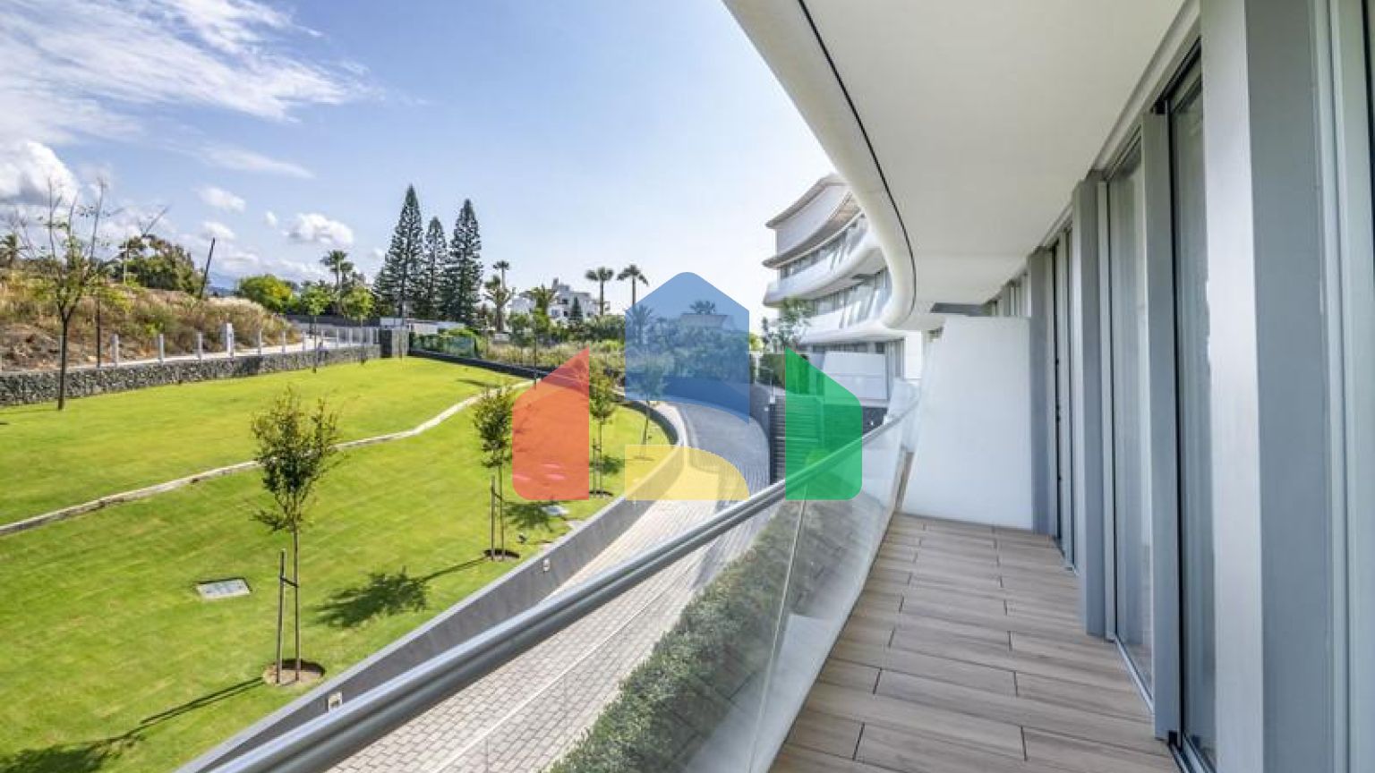 Эксклюзивная квартира в прибрежной урбанизации с 3 спальнями, готовая к заселению в Эстепоне.