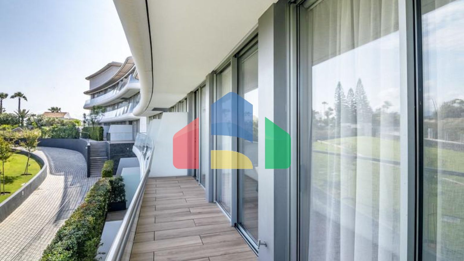 Эксклюзивная квартира в прибрежной урбанизации с 3 спальнями, готовая к заселению в Эстепоне.