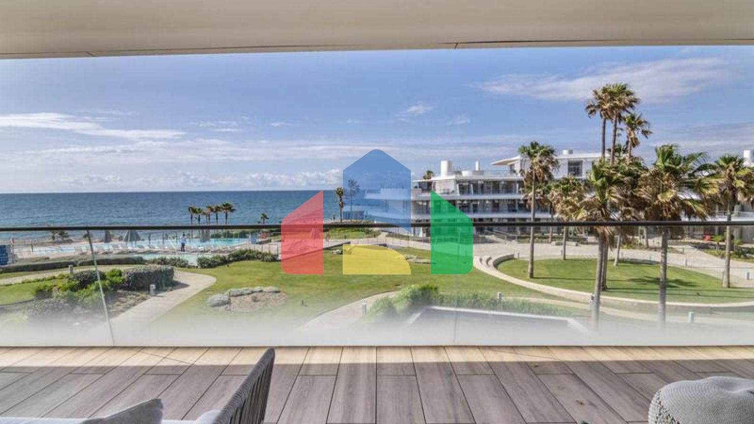 Эксклюзивная квартира в прибрежной урбанизации с 3 спальнями, готовая к заселению в Эстепоне.