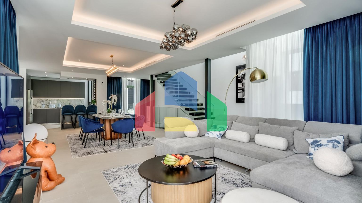 Роскошная вилла на первой линии поля для гольфа с непревзойденными удобствами и потрясающими видами в Эль Кампанарио