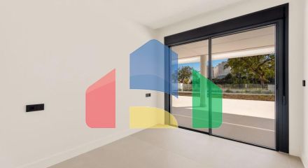 Эта квартира расположена в престижном кондоминиуме Mirador de Estepona. Эта квартира расположена в престижном кондоминиуме Mirador de Estepona.