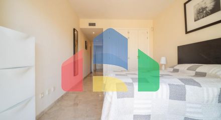 Квартира на среднем этаже в продаже в Эстепоне.