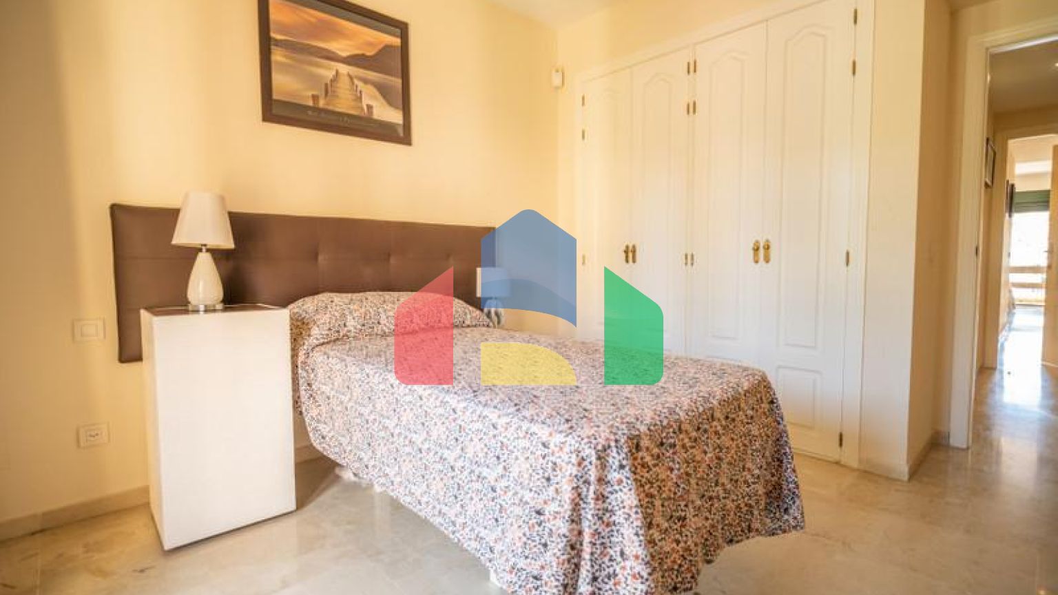 Квартира на среднем этаже в продаже в Эстепоне.