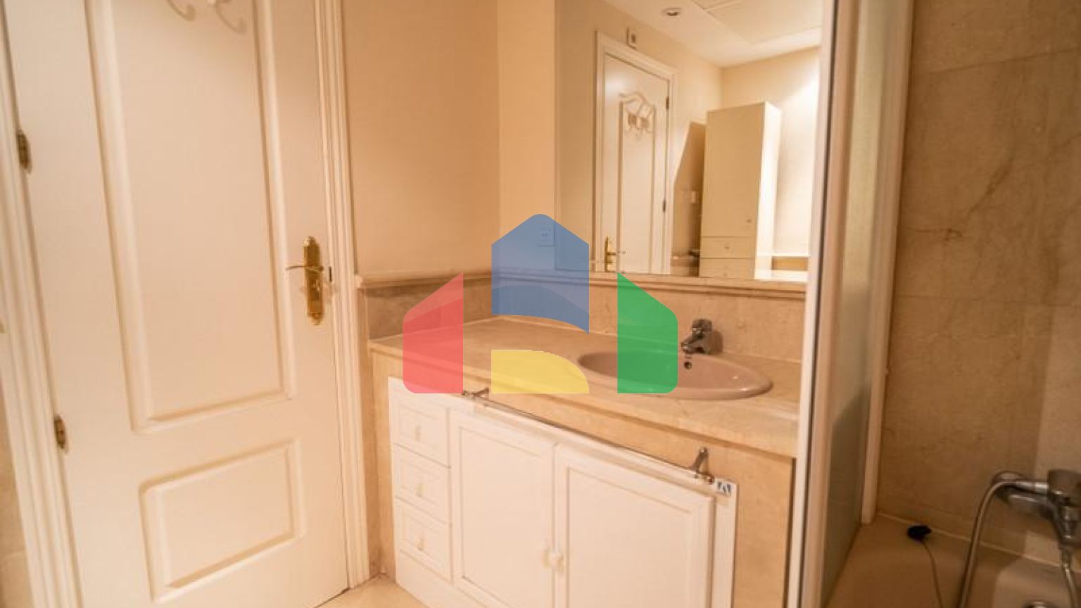 Квартира на среднем этаже в продаже в Эстепоне.