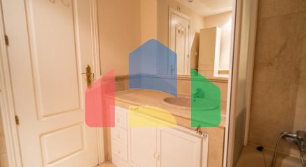 Квартира на среднем этаже в продаже в Эстепоне.