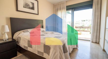 Квартира на среднем этаже в продаже в Эстепоне.