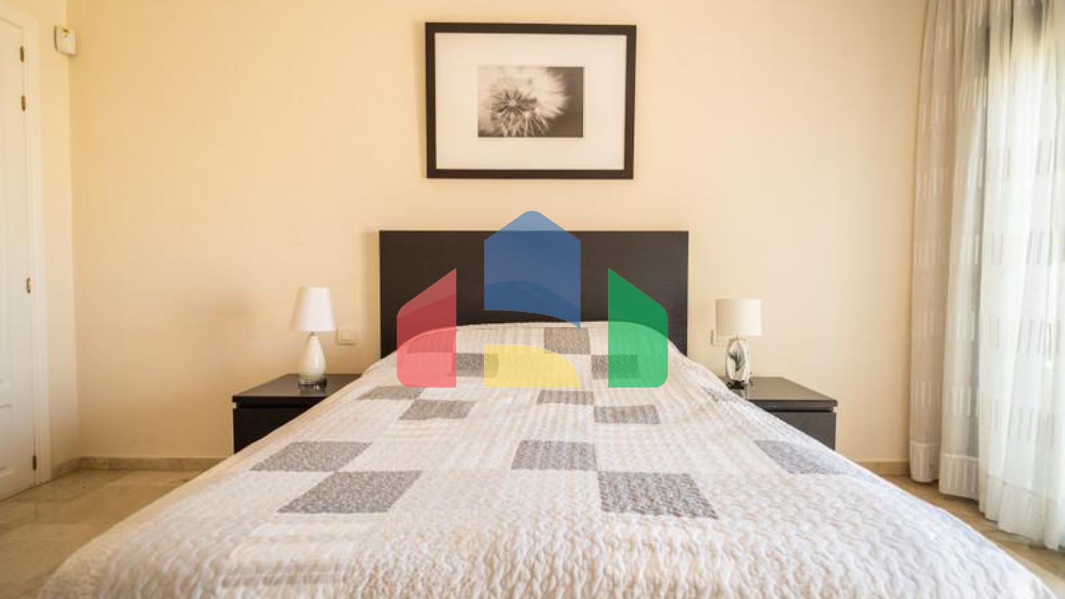 Квартира на среднем этаже в продаже в Эстепоне.