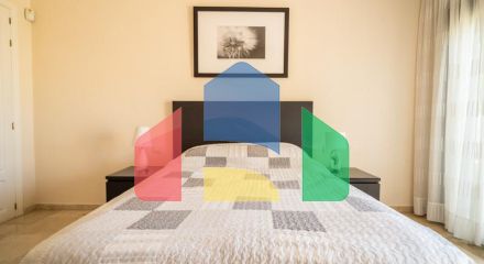 Квартира на среднем этаже в продаже в Эстепоне.