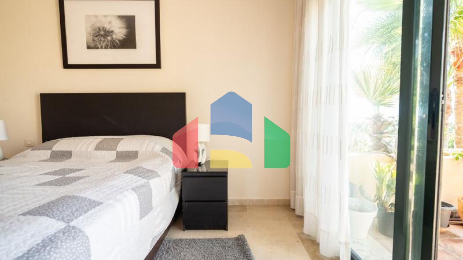 Квартира на среднем этаже в продаже в Эстепоне.