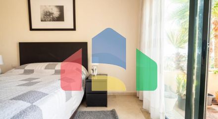 Квартира на среднем этаже в продаже в Эстепоне.