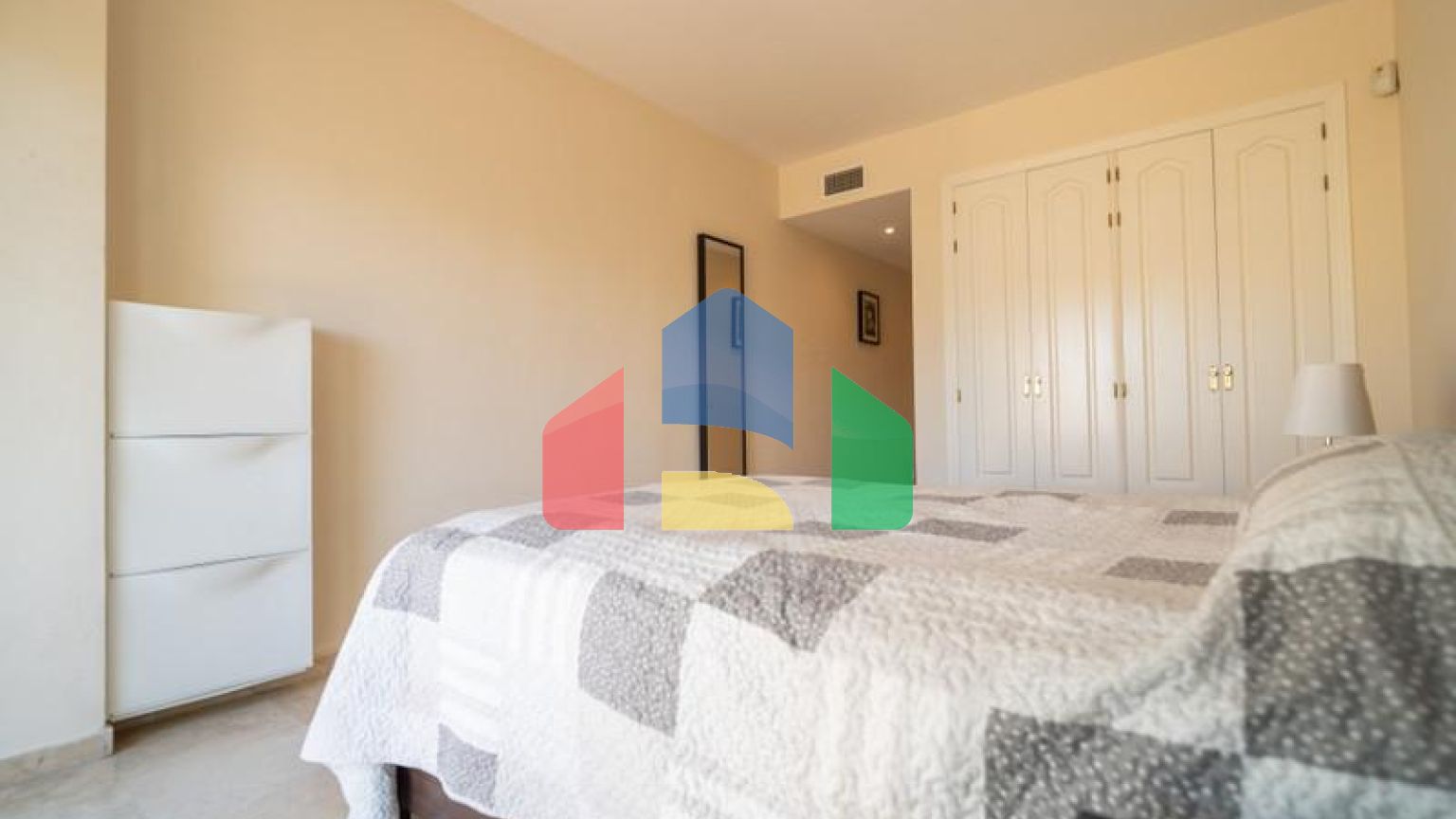 Квартира на среднем этаже в продаже в Эстепоне.