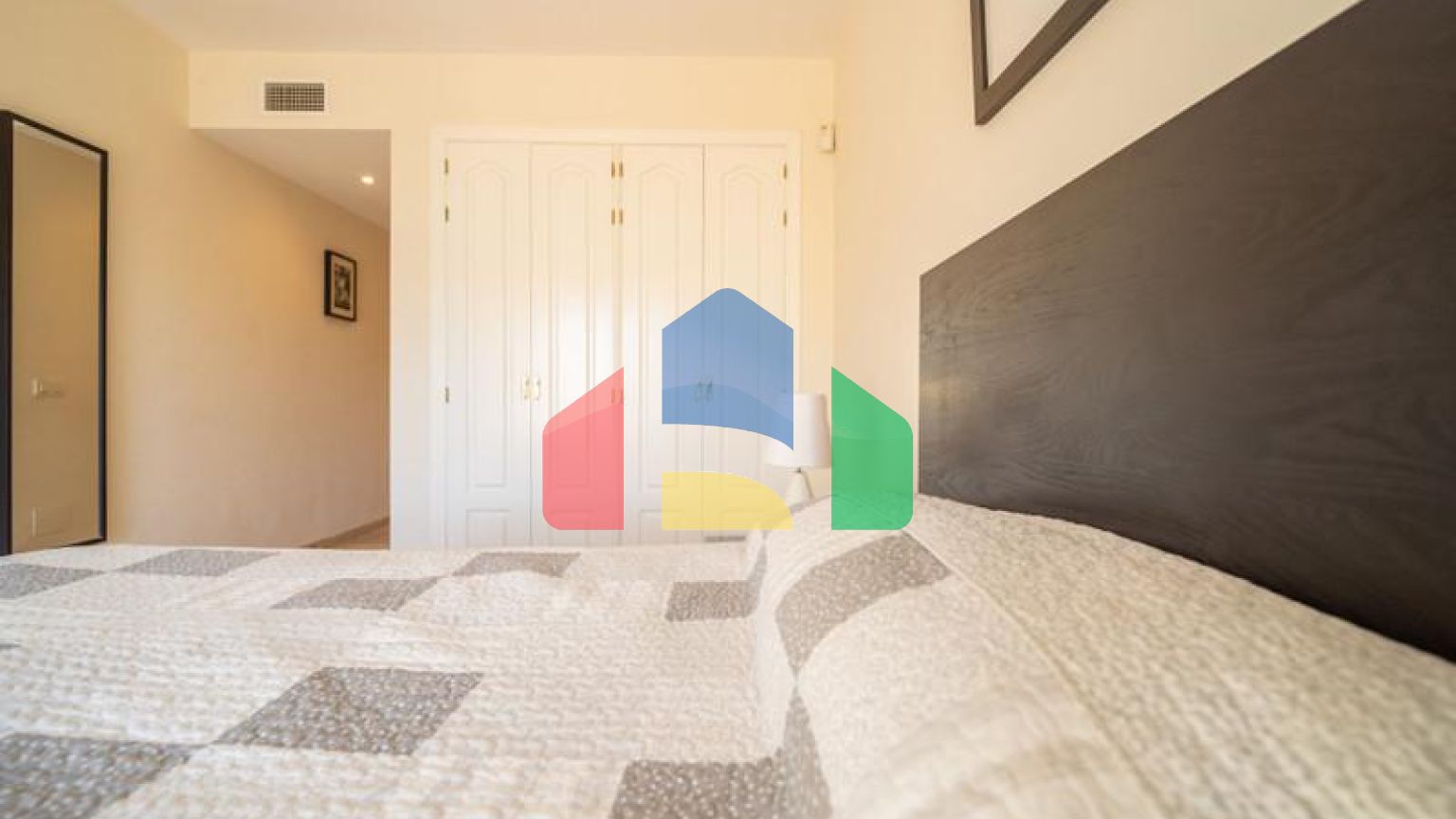 Квартира на среднем этаже в продаже в Эстепоне.