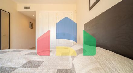 Квартира на среднем этаже в продаже в Эстепоне.