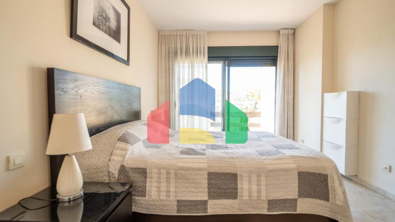 Квартира на среднем этаже в продаже в Эстепоне.