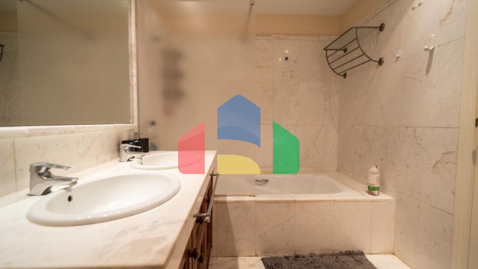 Квартира на среднем этаже в продаже в Эстепоне.