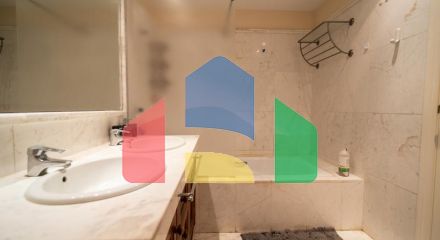 Квартира на среднем этаже в продаже в Эстепоне.