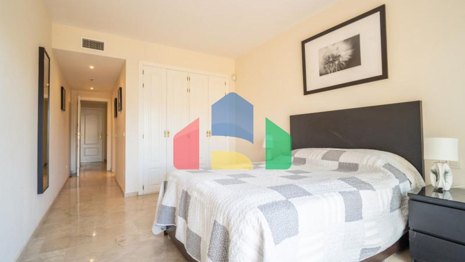 Квартира на среднем этаже в продаже в Эстепоне.