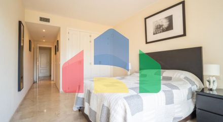 Квартира на среднем этаже в продаже в Эстепоне.