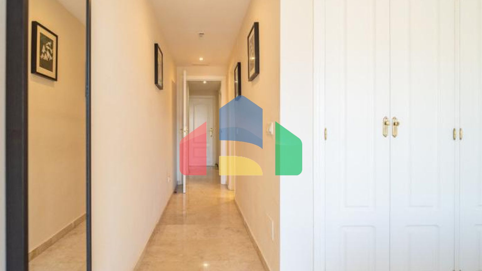 Квартира на среднем этаже в продаже в Эстепоне.