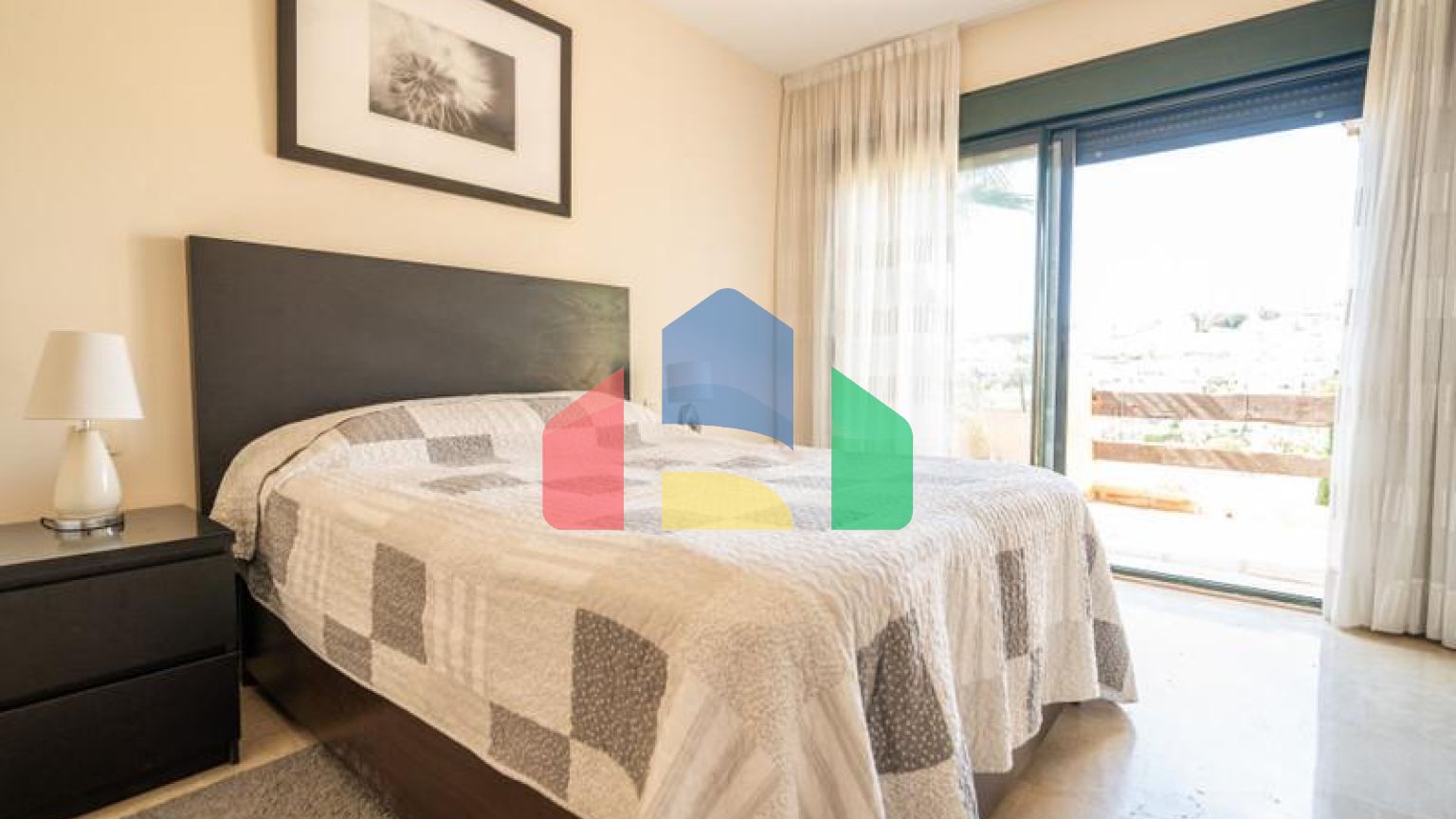 Квартира на среднем этаже в продаже в Эстепоне.