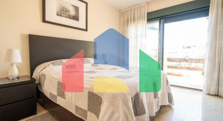 Квартира на среднем этаже в продаже в Эстепоне.