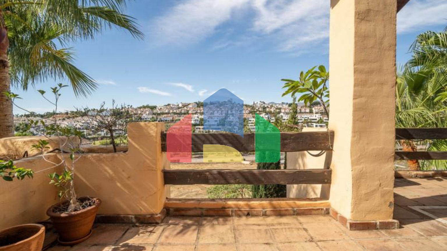 Квартира на среднем этаже в продаже в Эстепоне.