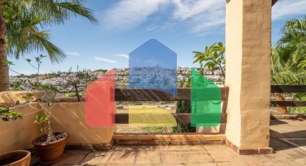 Квартира на среднем этаже в продаже в Эстепоне.