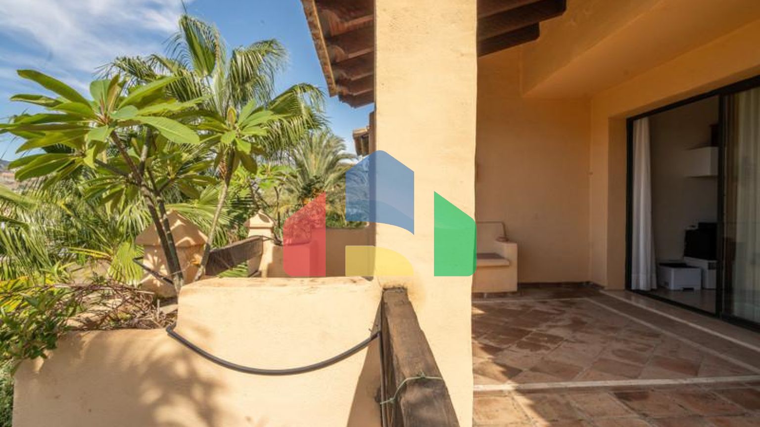 Квартира на среднем этаже в продаже в Эстепоне.