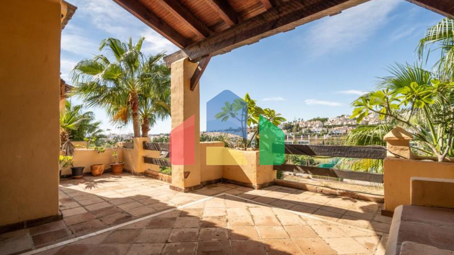 Квартира на среднем этаже в продаже в Эстепоне.