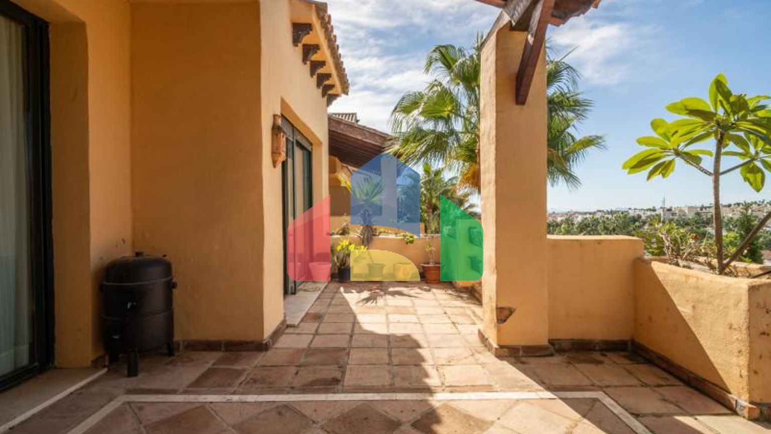 Квартира на среднем этаже в продаже в Эстепоне.