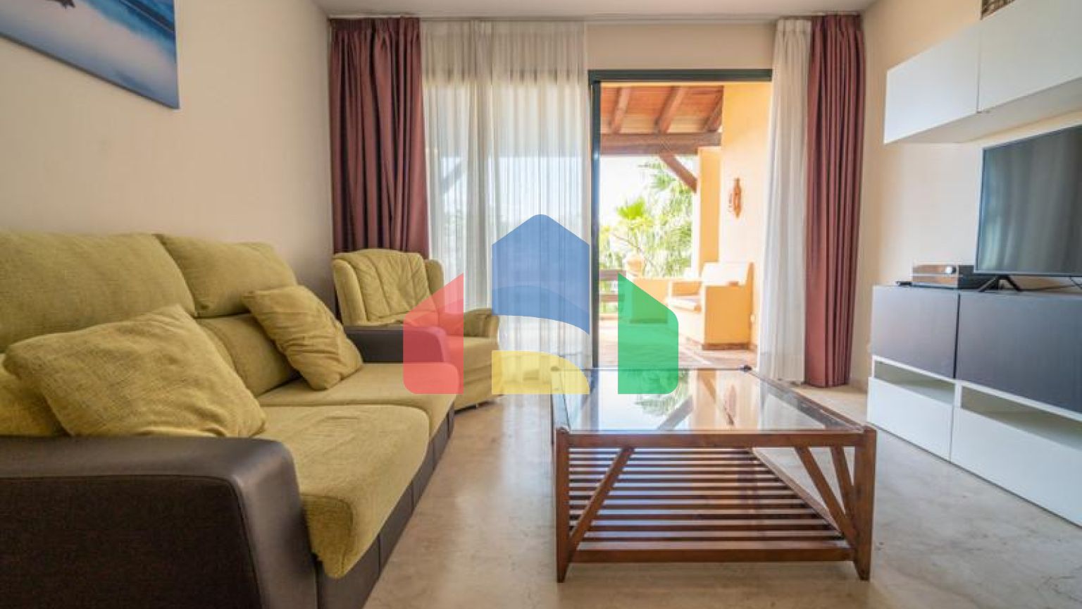 Квартира на среднем этаже в продаже в Эстепоне.