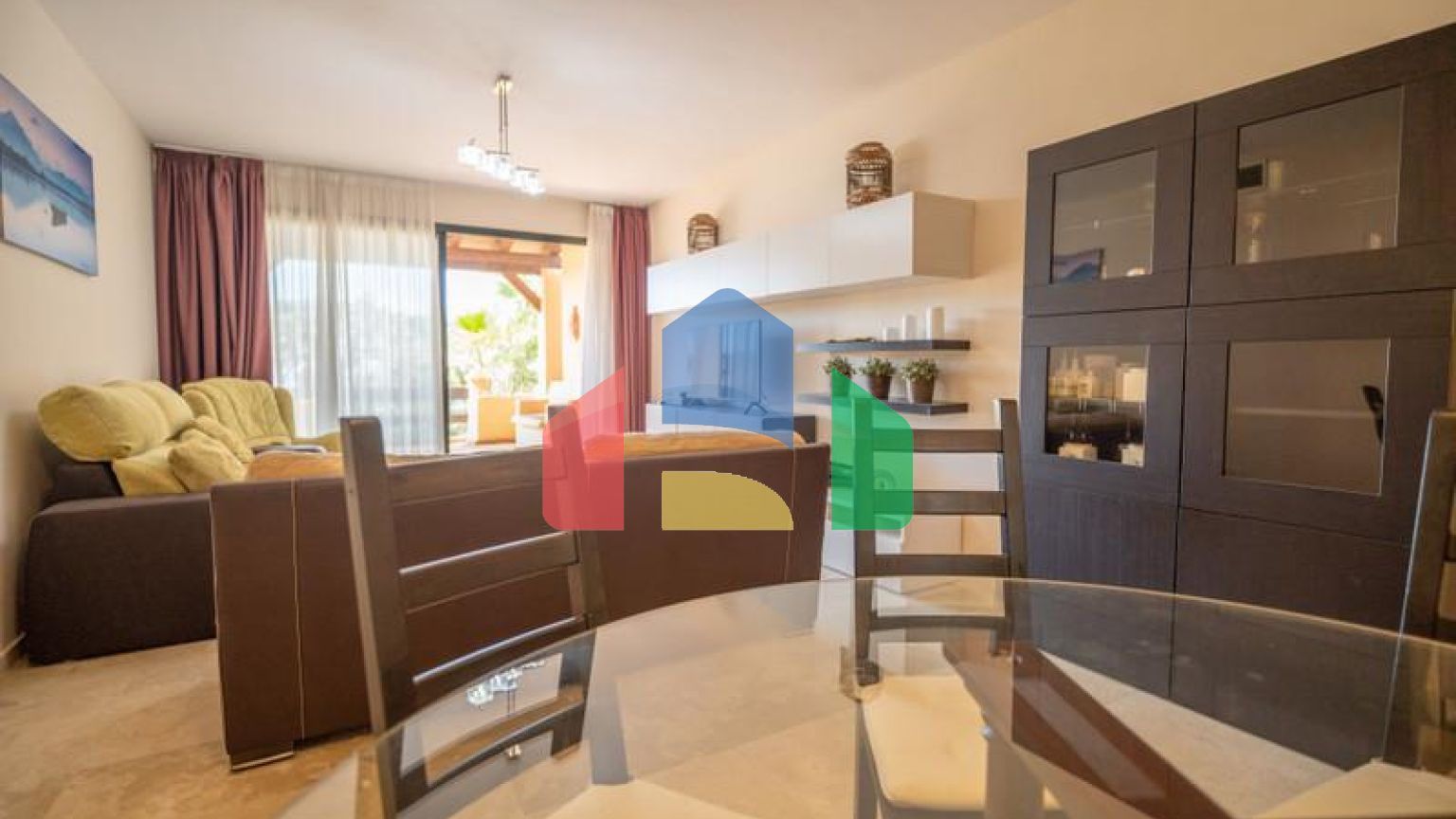 Квартира на среднем этаже в продаже в Эстепоне.