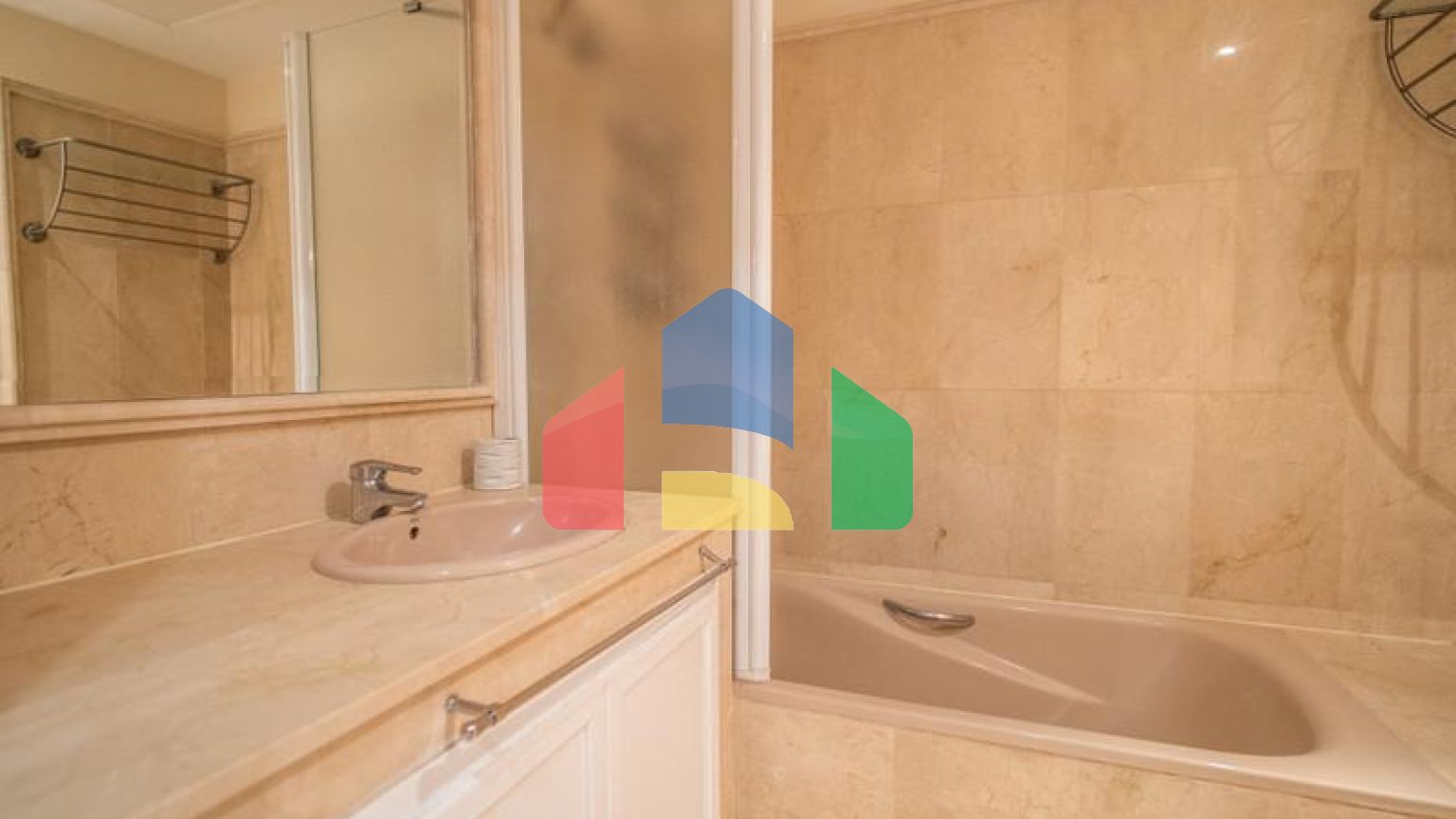 Квартира на среднем этаже в продаже в Эстепоне.