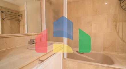 Квартира на среднем этаже в продаже в Эстепоне.